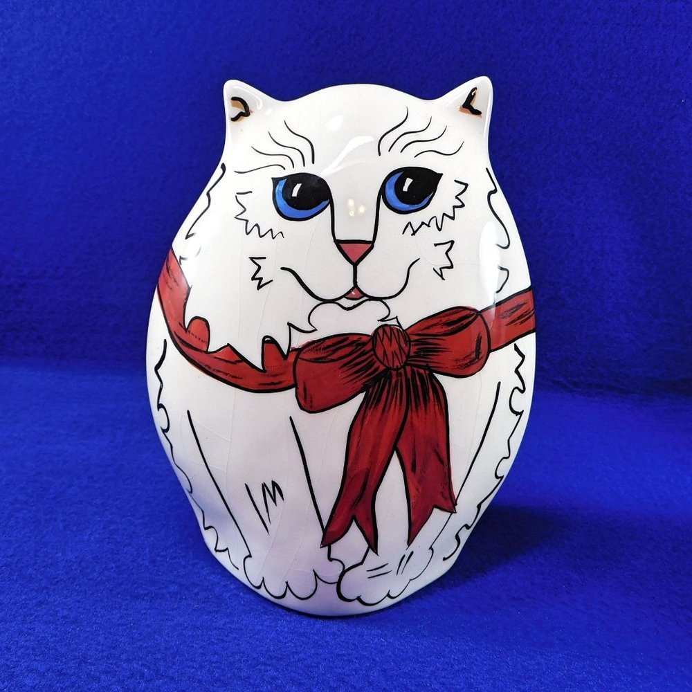 2001 Cats By Nina Lyman 7" Ceramic Vase Fluffy White Cat Blue Eyes Red Bow 6.75"